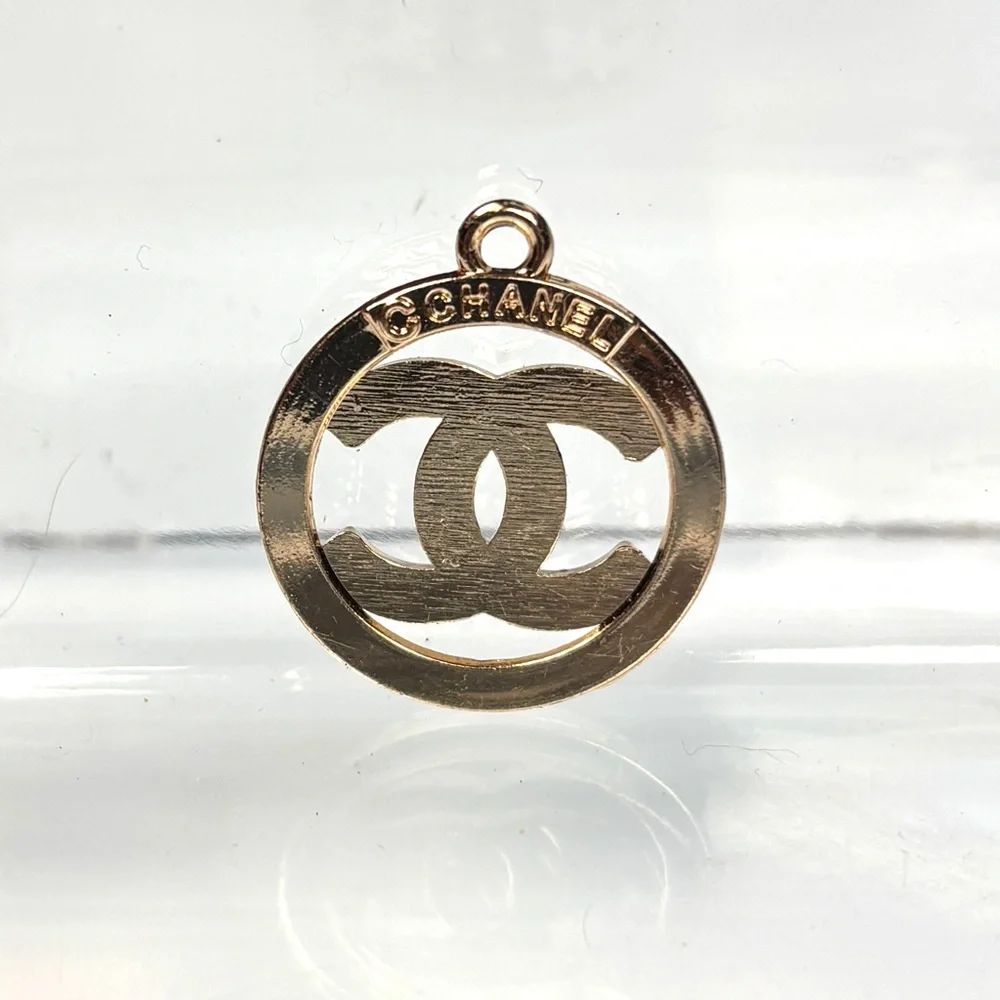 CHANEL Gold and Black Interlocking CC Necklace - Picture 2 of 3